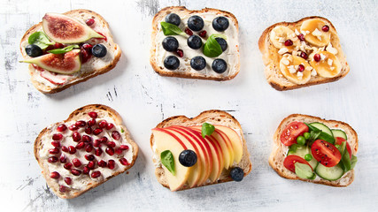 Healthy summer toasts for breakfast