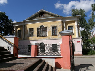 Architecture, building, building exterior, built structure, City, cloud sky, day, house, Nature, no people, outdoors, Plant, Railing, residential district, shadow, sky, staircase, Sunlight, Tree, wind