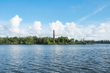 Obraz premium Blue water and tropical mangrove with brick tower in dam