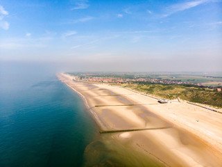 Panorama eines Strands bei Sonne aus der Luft