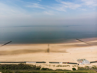 Fototapeta na wymiar Panorama eines Strands aus der Luft 
