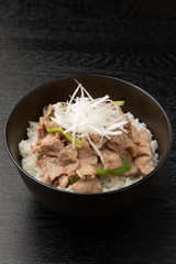 ネギ塩豚バラ丼