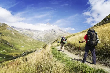Foto op Plexiglas Mont Blanc De Tour du Mont Blanc is een unieke trektocht van ongeveer 200 km rond de Mont Blanc die in 7 tot 10 dagen kan worden afgelegd door Italië, Zwitserland en Frankrijk.