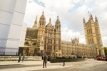 Fototapeta na wymiar tourists and local people travel at House of Parliament in London on 15 November 2017