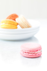 Pastelowe makaroniki na talerzyku