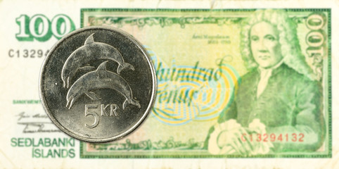 5 icelandic krona coin against 100 icelandic krona bank note
