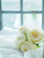 窓辺に白い薔薇
