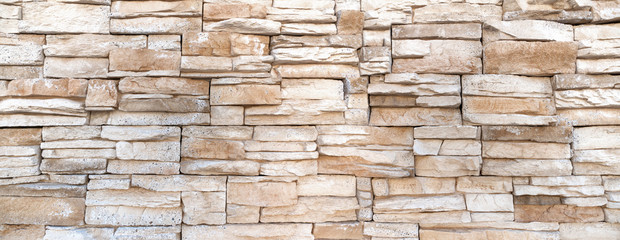 Grobe Mauer aus länglichen Steinen  