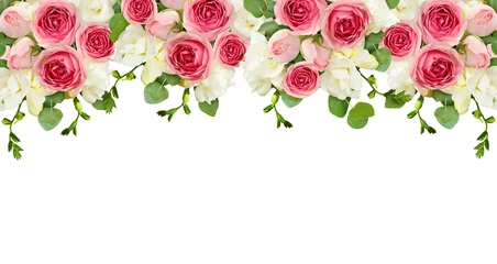 Photo sur Aluminium Roses Feuilles d& 39 eucalyptus, freesia et fleurs roses roses dans un arrangement de bordure supérieure