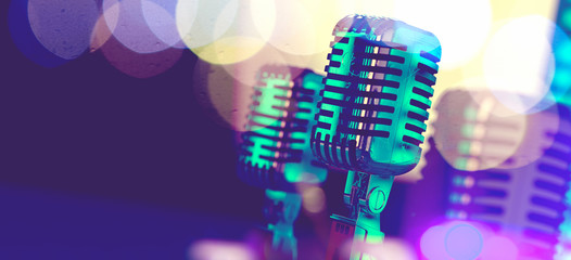 Micrófonos vintage y luces de escenario.Concepto de radio y karaoke. Entretenimiento y eventos...