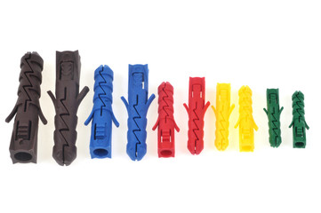 Chevilles en plastique de différentes tailles en couleur