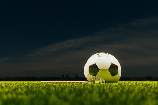Fussball mit Pfeife auf Rasenplatz