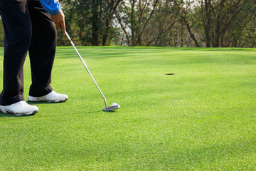 Obraz premium Man playing golf on a golf course