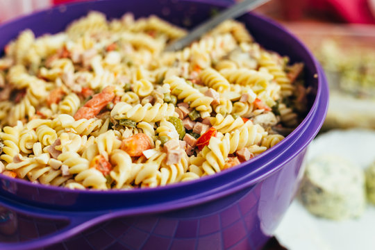 Nudelsalat auf Gartenparty