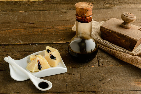 Aceto balsamico tradizionale italiano e formaggio parmigiano