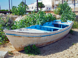 Fototapeta na wymiar Altes Ruderboot am Strand Costa de la Luz