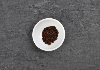 Vanille in Schale auf Schiefer