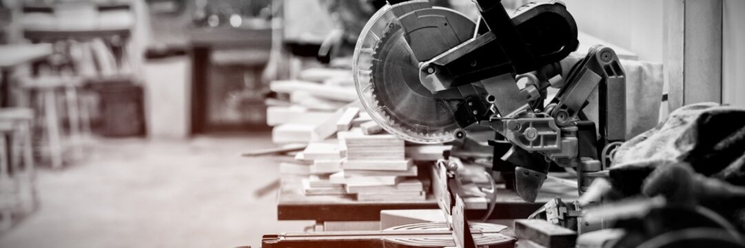 Grinder cutting machine and wooden pieces