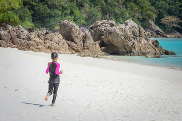 Mother with daugther and sea.