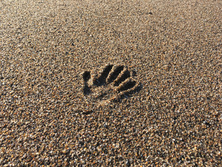 Handabdruck im Sand