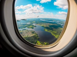 Gordijnen Uitzicht op de planeet Aarde door de patrijspoort van het vliegtuig © Victoria