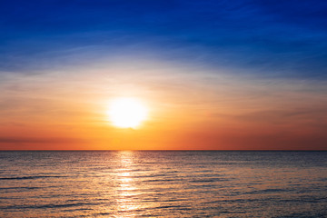 Obraz na płótnie Canvas beautiful red sunset over ocean