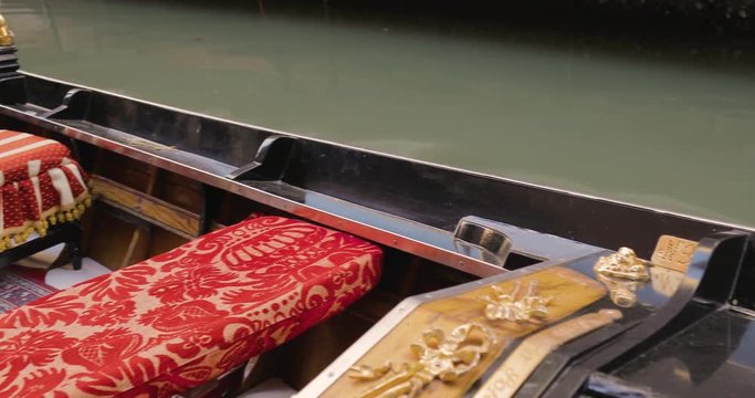Dettaglio di una Gondola ferma a Venezia. Interni, sedili e ornamenti.