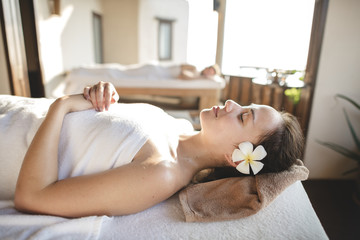 Obraz na płótnie Canvas Caucasian woman relaxing with herbal massage
