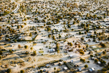 Luftaufnahme von dorf in Namibia