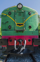 Fototapeta premium Vista frontal de una locomotora 