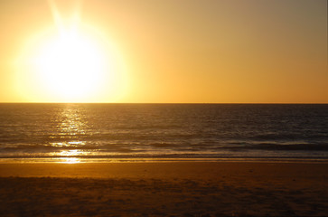 PAISAJE EN LA PLAYA AL ATARDECER. OCASO