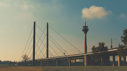 Rheinkniebrück mit Rheinturm in Düsseldorf