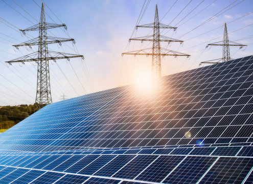 Photovoltaikanlage mit Strommasten
