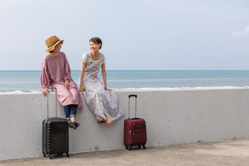 沖縄旅行を楽しむ２人の女性 - obrazy, fototapety, plakaty