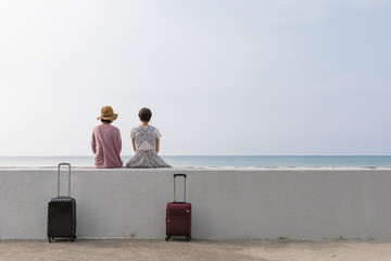 沖縄旅行を楽しむ２人の女性