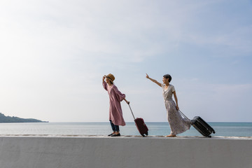 沖縄旅行を楽しむ２人の女性