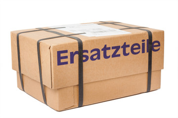 Ersatzteile Paket mit Umreifungsband auf weißem Hintergrund