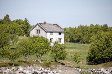 Fototapeta na wymiar Old farm house in northern Norway