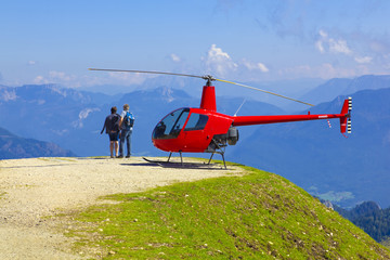 Bergpanorama vom Schafberg in Österreich mit geparkten Helikopter © Composer