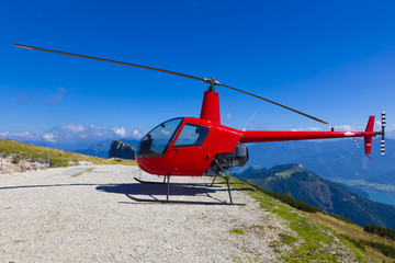 Bergpanorama vom Schafberg in Österreich mit geparkten Helikopter © Composer