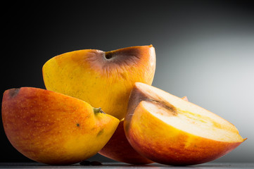 mehrere Äpfel mit braunen Stellen im Fruchtfleisch