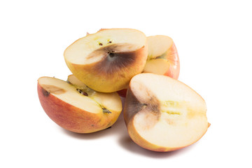 mehrere aufgeschnittene &Auml;pfel mit braunen Stellen, wei&szlig;er Hintergrund