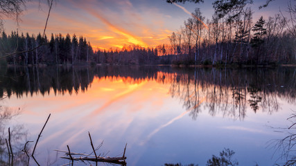 Sonnenuntergang im goldenen Sonnenlicht über einem Bergsee im Erzgebirge. Bergsee in der Nähe von Schneeberg.