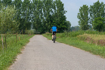 Obraz premium ciclista pedala in campagna