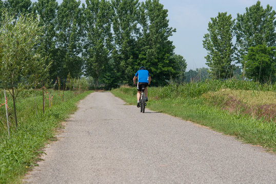 ciclista pedala in campagna