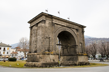 Fototapeta na wymiar アオスタ　アウグストゥスの凱旋門（イタリア　ヴァッレ・ダオスタ州）