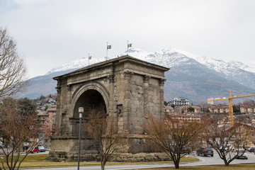 Fototapeta premium アオスタ アウグストゥスの凱旋門（イタリア ヴァッレ・ダオスタ州）