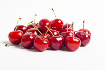 Ciliege su sfondo bianco