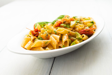 Piatto di pasta con zucchine e gamberetti 
