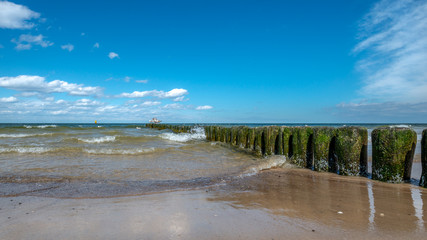 drewniany falochron chroniący plażę przed zniszczeniem, Międzyzdroje, Polska